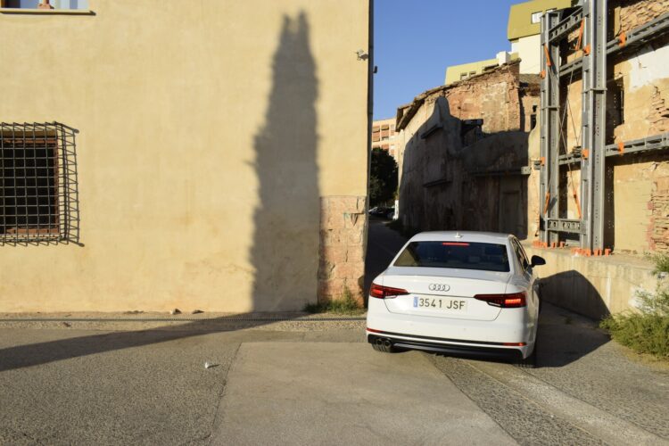 El gobierno de María José Catalá permite el paso de vehículos, y la acumulación de basuras y escombros