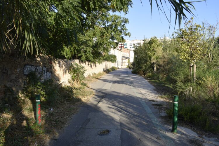 El gobierno de María José Catalá permite el paso de vehículos, y la acumulación de basuras y escombros