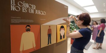 "Menos es más": la exposición de la AECC que acerca a los valencianos recomendaciones saludables para prevenir el cáncer