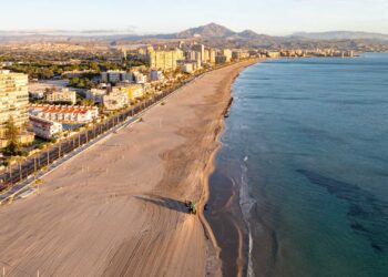 Una mujer muere ahogada en la playa de Muchavista en El Campello
