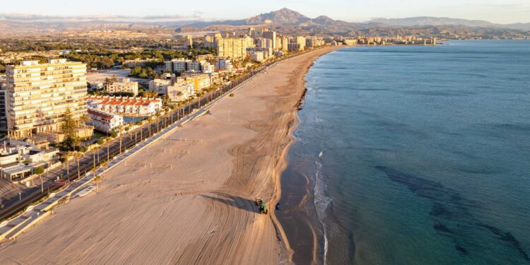 Una mujer muere ahogada en la playa de Muchavista en El Campello 1 Una mujer muere ahogada en la playa de Muchavista en El Campello