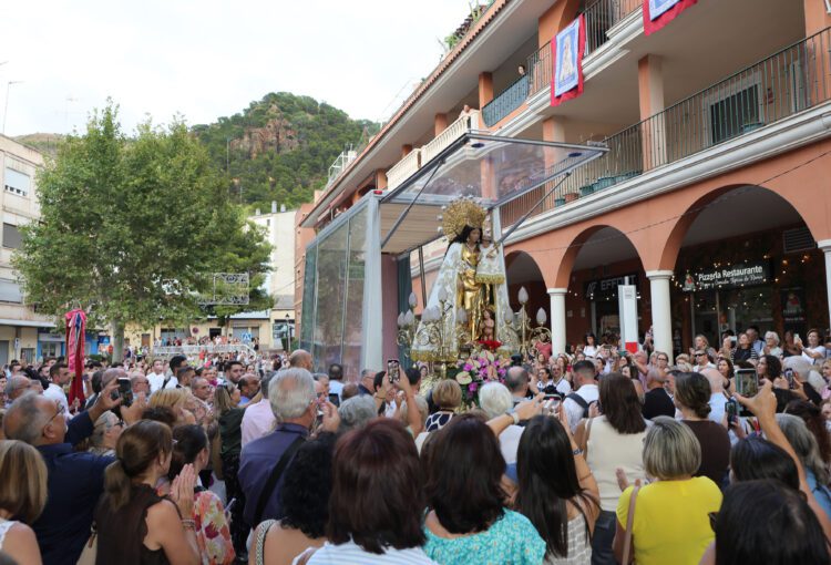 La imagen peregrina de la Virgen de los Desamparados visita Náquera
