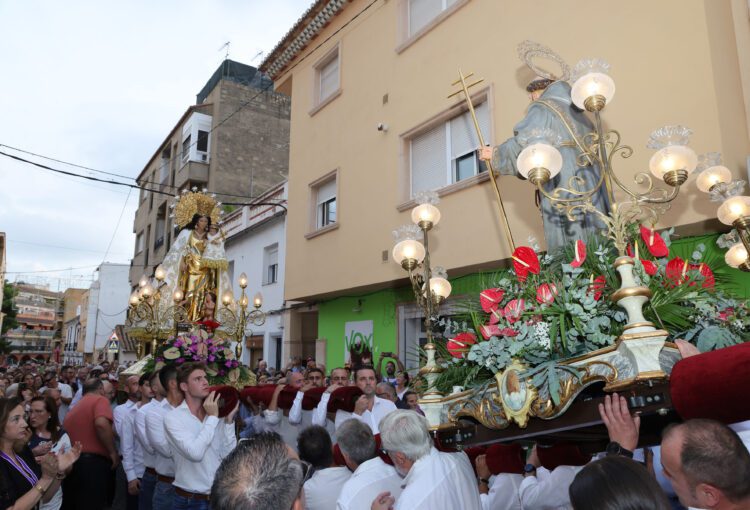 La imagen peregrina de la Virgen de los Desamparados visita Náquera