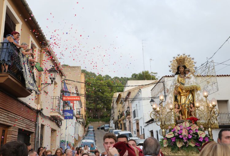 La imagen peregrina de la Virgen de los Desamparados visita Náquera