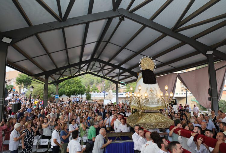 La imagen peregrina de la Virgen de los Desamparados visita Náquera