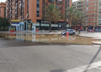 Caos de tráfico por el corte de Cruce Archiduque Carlos y Tres Forques por rotura de una tubería