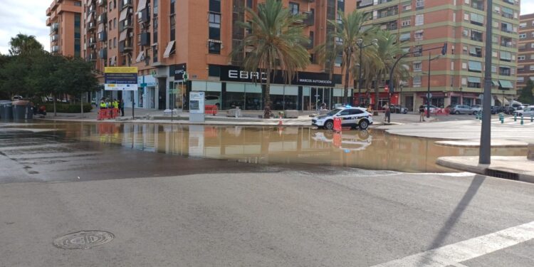 Caos de tráfico por el corte de Cruce Archiduque Carlos y Tres Forques por rotura de una tubería