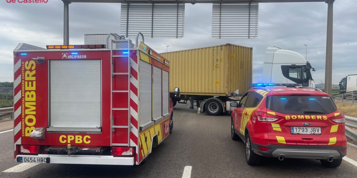 El balance de tráfico anual cierra con 1.119 fallecidos en carreteras, un 3% menos que el año anterior 1 Un accidente de tráfico en la A-7 en Nules entre un camión y un turismo deja un fallecido