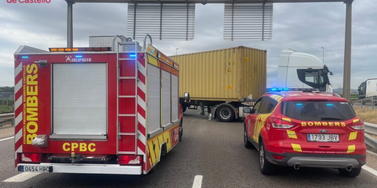 Un accidente de tráfico en la A-7 en Nules entre un camión y un turismo deja un fallecido 1 Un accidente de tráfico en la A-7 en Nules entre un camión y un turismo deja un fallecido