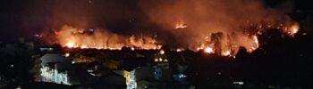 Un incendio forestal amenaza la localidad de Buñol y desplega 14 dotaciones de bomberos