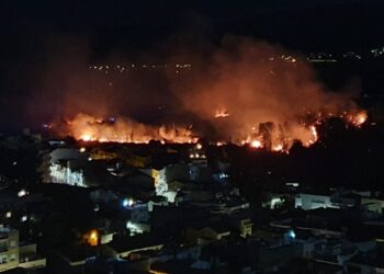 Un incendio forestal amenaza la localidad de Buñol y desplega 14 dotaciones de bomberos