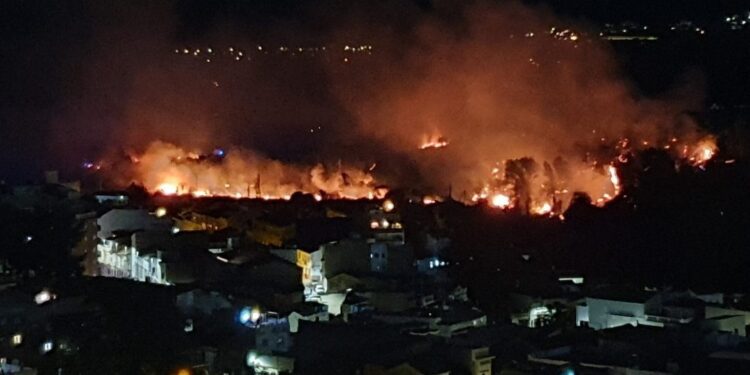 Un incendio forestal amenaza la localidad de Buñol y desplega 14 dotaciones de bomberos