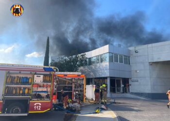 Incendio industrial en Albuixech que ocupa a Bomberos del Ajuntament de Valéncia y Diputació de Valéncia