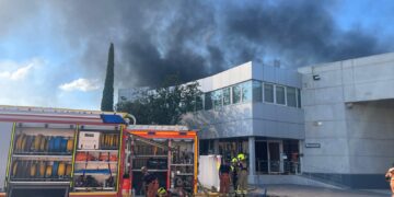 Incendio industrial en Albuixech que ocupa a Bomberos del Ajuntament de Valéncia y Diputació de Valéncia