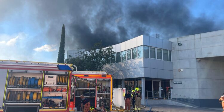Incendio industrial en Albuixech que ocupa a Bomberos del Ajuntament de Valéncia y Diputació de Valéncia 1 Incendio industrial en Albuixech que ocupa a Bomberos del Ajuntament de Valéncia y Diputació de Valéncia