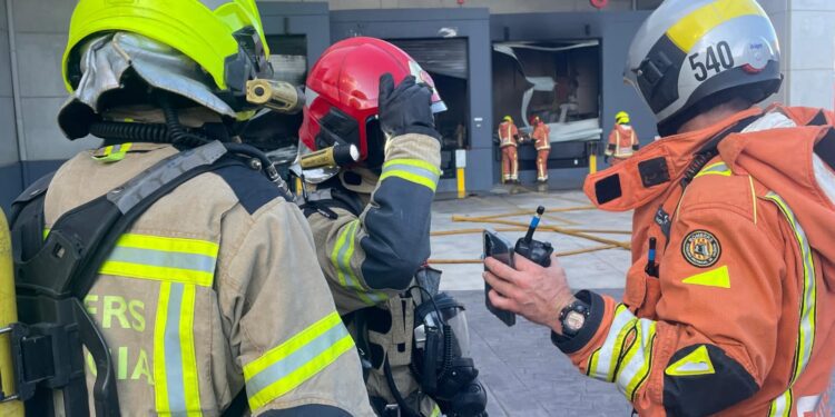 Dada la nube de humo que se está produciendo, el Centro de Coordinación de Emergencias ha emitido una nota informativa con recomendaciones para las zonas residenciales próximas ➡️El incendio se encuentra activo y generalizado en la nave industrial ➡️Desde el ayuntamiento de Albuixech han recomendado a la población permanecer dentro de sus domicilios