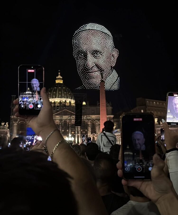 «Grace for the World» ilumina la Plaza de San Pedro en el Vaticano con un mensaje de esperanza