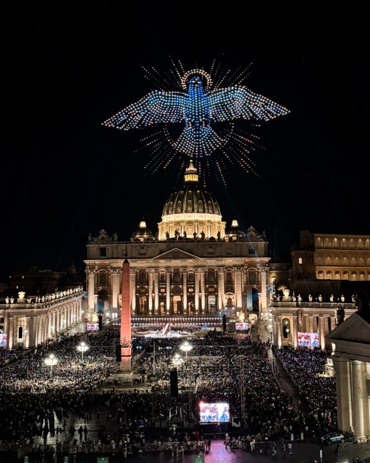 «Grace for the World» ilumina la Plaza de San Pedro en el Vaticano con un mensaje de esperanza