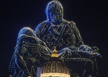 «Grace for the World» ilumina la Plaza de San Pedro en el Vaticano con un mensaje de esperanza