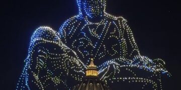 «Grace for the World» ilumina la Plaza de San Pedro en el Vaticano con un mensaje de esperanza