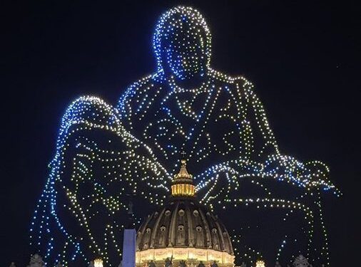 «Grace for the World» ilumina la Plaza de San Pedro en el Vaticano con un mensaje de esperanza 1 «Grace for the World» ilumina la Plaza de San Pedro en el Vaticano con un mensaje de esperanza