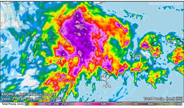 Gandía acumula 100 litros esta mañana y una fuerte tromba se está situando frente a la costa de Valencia