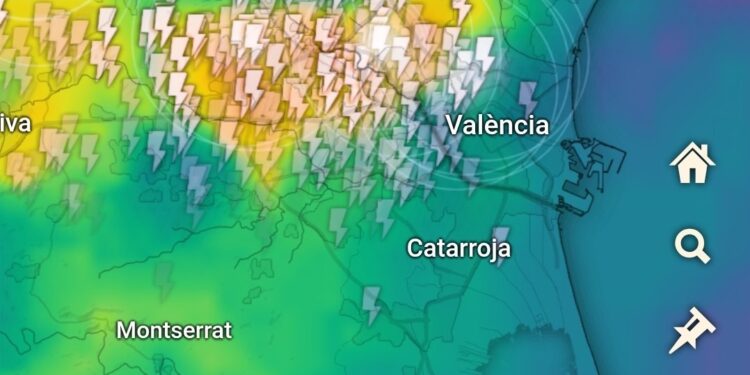 Tormentas intensas dejan hasta 87 litros por metro cuadrado en Ayora y fuertes acumulados en l’Horta y el interior de Valencia