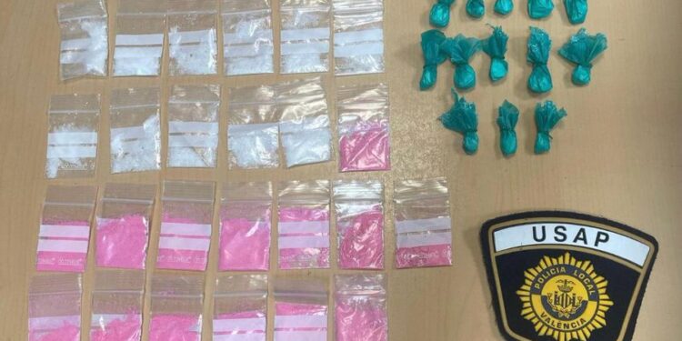 Detenido en Benimaclet por la Policía Local de Valéncia con más de 30 bolsas de drogas preparadas para su venta 1 Detenido en Benimaclet por la Policía Local de Valéncia con más de 30 bolsas de drogas preparadas para su venta