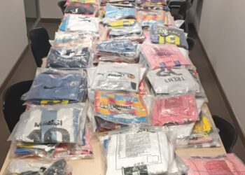 La Policía Local de Valencia decomisa 800 camisetas de futbol falsificadas en el centro de Valéncia 3 La Policía Local de Valencia decomisa 800 camisetas de futbol falsificadas en el centro de Valéncia