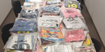 La Policía Local de Valencia decomisa 800 camisetas de futbol falsificadas en el centro de Valéncia
