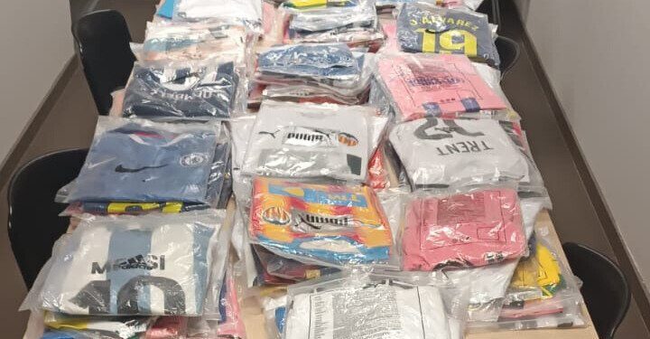 La Policía Local de Valencia decomisa 800 camisetas de futbol falsificadas en el centro de Valéncia