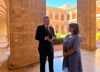 Chimo Puig se reúne con la AVL el mismo día que el Gobierno desprecia al valenciano