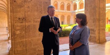 Chimo Puig se reúne con la AVL el mismo día que el Gobierno desprecia al valenciano