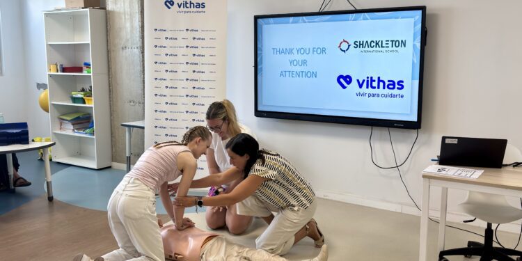 El Hospital Vithas Valencia 9 de Octubre imparte  talleres de RCP a 200 profesores del colegio  Shackleton mediante su programa 'Vithas Aula Salud Colegios' 1 El Hospital Vithas Valencia 9 de Octubre imparte  talleres de RCP a 200 profesores del colegio  Shackleton mediante su programa 'Vithas Aula Salud Colegios'