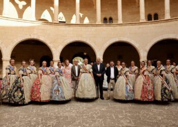 Mallorca da la bienvenida a la representación Valenciana más fallera