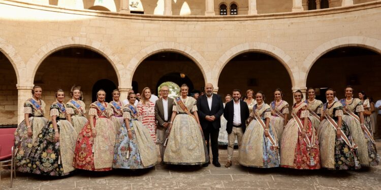 Mallorca da la bienvenida a la representación Valenciana más fallera