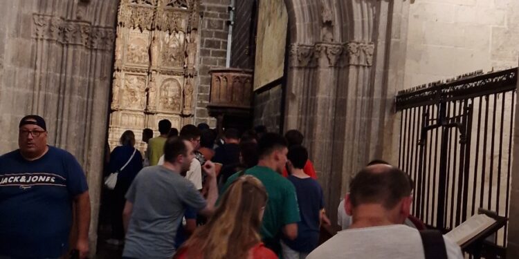 La Catedral de Valencia establece normas para la acogida de peregrinaciones al Santo Cáliz 1 La Catedral de Valencia establece normas para la acogida de peregrinaciones al Santo Cáliz