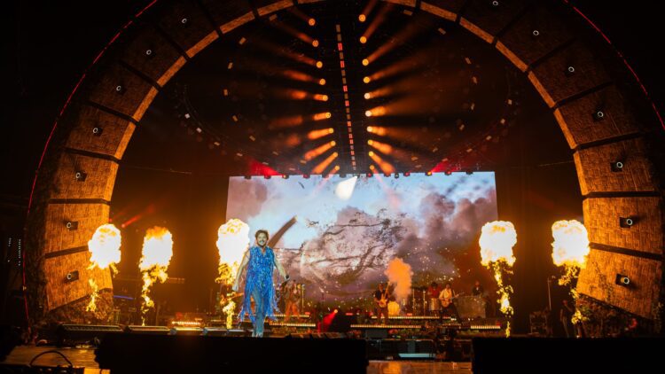 Manuel Carrasco repasa toda su discografía en Roig Arena con su gira más “salvaje”