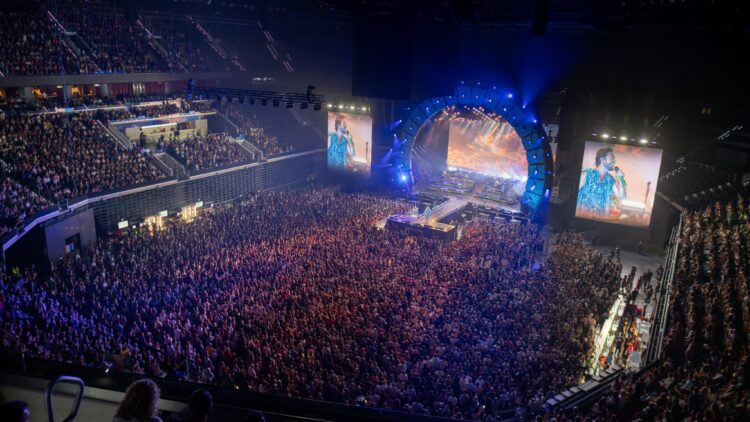 Manuel Carrasco repasa toda su discografía en Roig Arena con su gira más “salvaje”