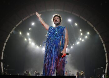 Manuel Carrasco repasa toda su discografía en Roig Arena con su gira más “salvaje”