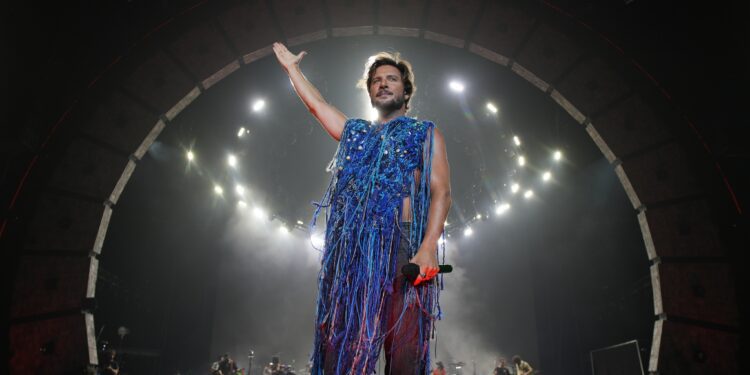 Manuel Carrasco repasa toda su discografía en Roig Arena con su gira más “salvaje”