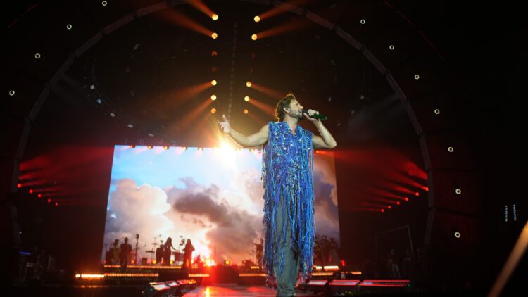 Manuel Carrasco repasa toda su discografía en Roig Arena con su gira más “salvaje”