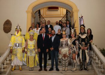Los Moros y Cristianos de Sagunto comienzan con el pregón desde el balcón del Ayuntamiento