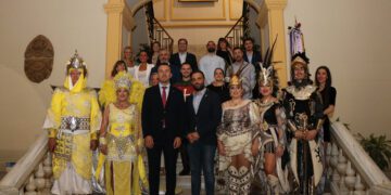 Los Moros y Cristianos de Sagunto comienzan con el pregón desde el balcón del Ayuntamiento