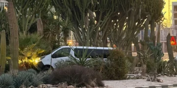 Una furgoneta termina incrustada en una rotonda de la avenida Tarongers de Valencia
