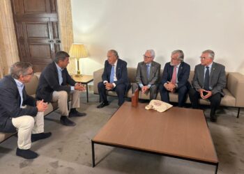 La Real Academia de Cultura Valenciana se reúne con el presidente de la Generalitat, Carlos Mazón