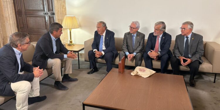 La Real Academia de Cultura Valenciana se reúne con el presidente de la Generalitat, Carlos Mazón