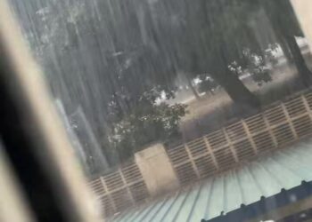 Gandía acumula 100 litros esta mañana y una fuerte tromba se está situando frente a la costa de Valencia