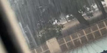 Gandía acumula 100 litros esta mañana y una fuerte tromba se está situando frente a la costa de Valencia