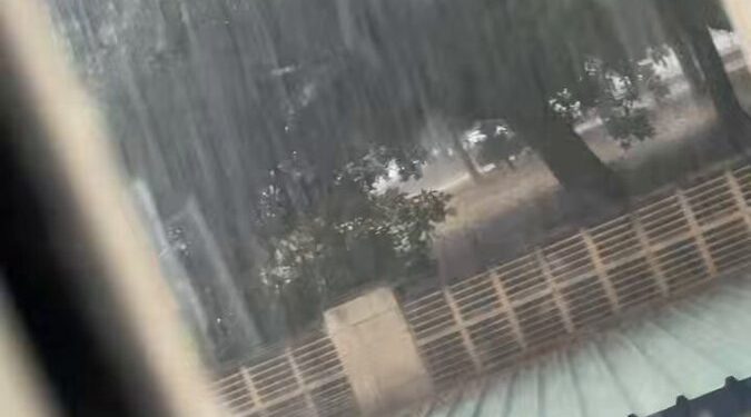 Gandía acumula 100 litros esta mañana y una fuerte tromba se está situando frente a la costa de Valencia